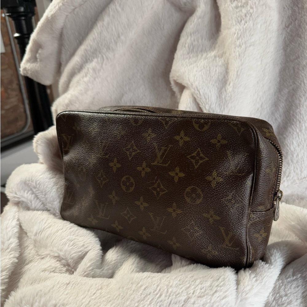 Authentic Louis Vuitton Trousse Toilette 28
